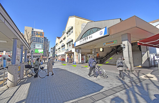東武東上線「ふじみ野」駅西口の階段を下りたら右へ進んでください。